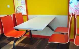 2010年精品推薦 四人位連體餐桌及曲木流行快餐桌，為家居生活增添便利與時尚